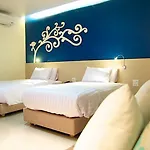 Jolly Suites And Spa Petchkasem